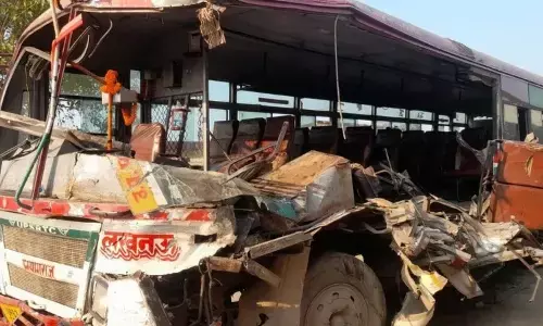 ट्रक ने रोडवेज बस में मारी टक्कर, कई घायल, एक की मौत ट्रक ने रोडवेज बस में मारी टक्कर, कई घायल, एक की मौत