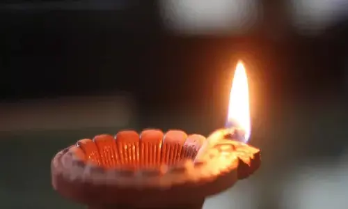 नरक चतुर्दशी के दिन घर के बाहर मुख्य द्वार के पास अनाज के ढेर पर क्यों रखकर जलाते है दीपक नरक चतुर्दशी के दिन घर के बाहर मुख्य द्वार के पास अनाज के ढेर पर क्यों रखकर जलाते है दीपक