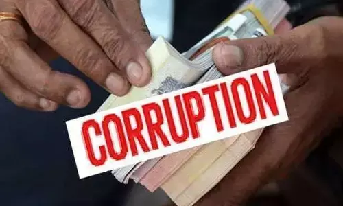 ढाई लाख रुपए रिश्वत लेते हुए रंगेहाथ पकड़ाए अंचलाधिकारी ढाई लाख रुपए रिश्वत लेते हुए रंगेहाथ पकड़ाए अंचलाधिकारी