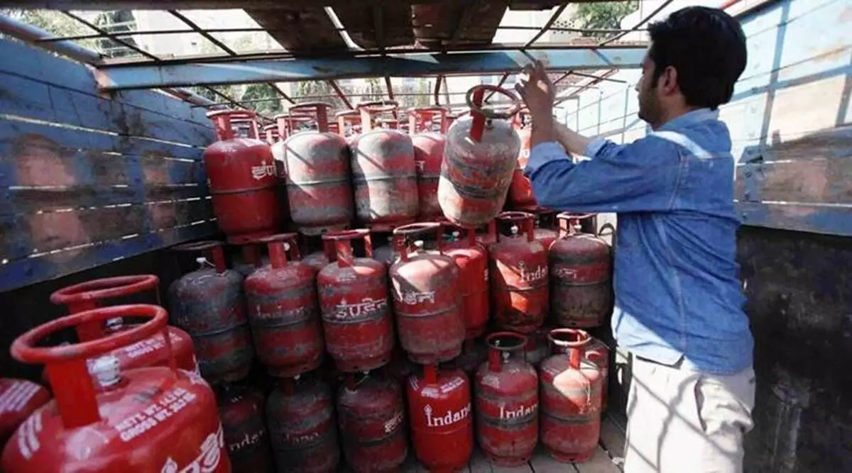 LPG Price : कम हुए गैस सिलेंडर के दाम, जानिए- अब क्या है नया रेट