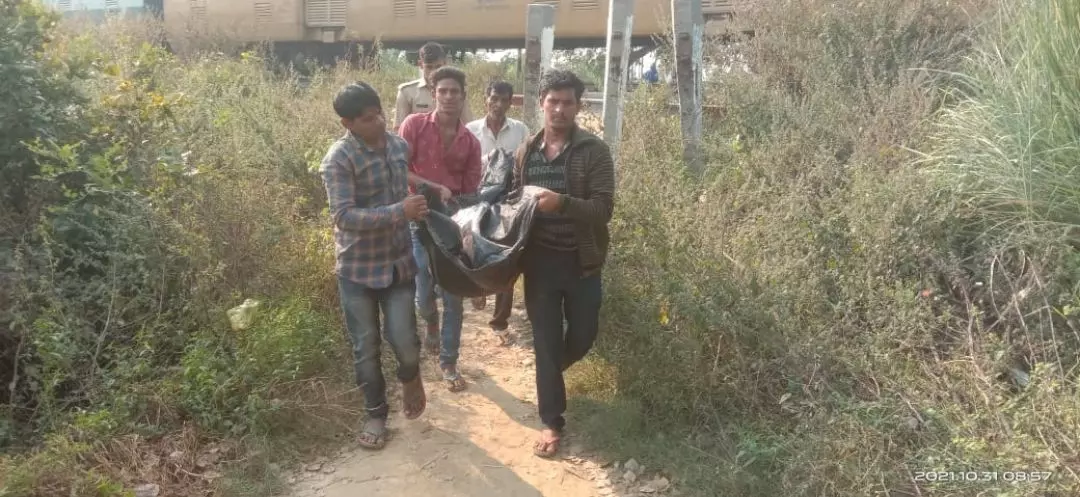 चौकी क्षेत्र में मिली रेलवे ट्रैक के किनारे किशोरी की लाश, हत्या कर लाश रेलवे ट्रैक के किनारे फेंके जाने की जताई आशंका चौकी क्षेत्र में मिली रेलवे ट्रैक के किनारे किशोरी की लाश, हत्या कर लाश रेलवे ट्रैक के किनारे फेंके जाने की जताई आशंका