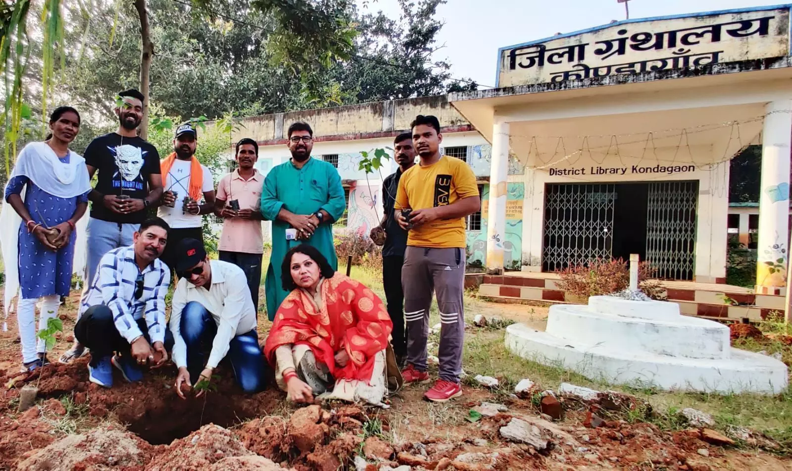 अनूठे औषधीय पौधे अनाटो का जिला ग्रन्थालय परिसर में हुआ रोपण, लालिमा सोनी की विशेष पहल