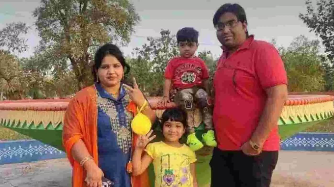 पहले दो मासूम बच्चों और पत्नी को हथौड़े से कुचला, फिर खुद कूद कर दे दी जान; आखिर क्यों उठाया यह कदम पहले दो मासूम बच्चों और पत्नी को हथौड़े से कुचला, फिर खुद कूद कर दे दी जान; आखिर क्यों उठाया यह कदम