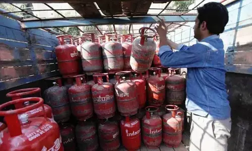 LPG सिलेंडर हुआ महंगा, 1 मार्च से लागू हुईं नई कीमतें LPG सिलेंडर हुआ महंगा, 1 मार्च से लागू हुईं नई कीमतें