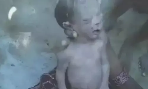 गोबर के ढेर में जिंदा मिला मासूम गोबर के ढेर में जिंदा मिला मासूम