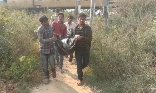 चौकी क्षेत्र में मिली रेलवे ट्रैक के किनारे किशोरी की लाश, हत्या कर लाश रेलवे ट्रैक के किनारे फेंके जाने की जताई आशंका चौकी क्षेत्र में मिली रेलवे ट्रैक के किनारे किशोरी की लाश, हत्या कर लाश रेलवे ट्रैक के किनारे फेंके जाने की जताई आशंका