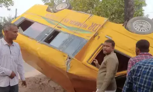 स्कूल बस पेड़ से टकराई, 15 छात्र घायल स्कूल बस पेड़ से टकराई, 15 छात्र घायल