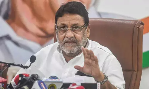 नवाब मलिक ने समीर वानखेडे़ पर लगाए संगीन आरोप, कहा- 2 लाख के जूते और 70 हजार की पहनते हैं शर्ट, फडणवीस को भी दिया करारा जवाब नवाब मलिक ने समीर वानखेडे़ पर लगाए संगीन आरोप, कहा- 2 लाख के जूते और 70 हजार की पहनते हैं शर्ट, फडणवीस को भी दिया करारा जवाब