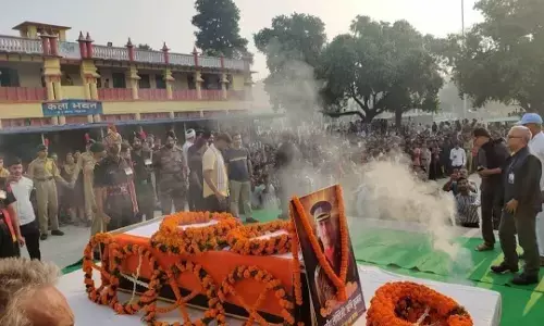 Veer Martyr Lt Rishi Ranjan: बिहार के लाल शहीद ऋषि  के अंतिम यात्रा में उमडी भीड़,  गार्ड आफ आर्नर के बाद श्रद्धांजलि देने वालों का लगा तांता Veer Martyr Lt Rishi Ranjan: बिहार के लाल शहीद ऋषि  के अंतिम यात्रा में उमडी भीड़,  गार्ड आफ आर्नर के बाद श्रद्धांजलि देने वालों का लगा तांता