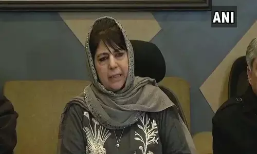 फोर्स द्वारा ऑपरेशन के दौरान मारे गए अनंतनाग युवक के परिवार से मिलने पर रोक : महबूबा