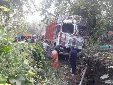 गाजीपुर में तेज रफ्तार ट्रक ने दस को रौंदा, छह की मौत
