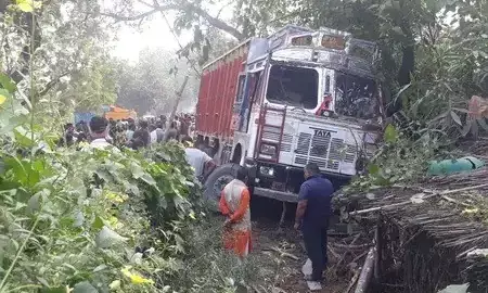 गाजीपुर में तेज रफ्तार ट्रक ने दस को रौंदा, छह की मौत गाजीपुर में तेज रफ्तार ट्रक ने दस को रौंदा, छह की मौत