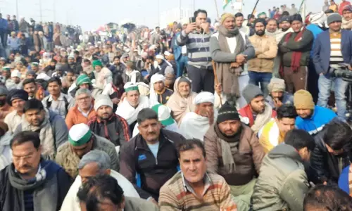 नोएडा : सांसद के आवास का घेराव करने वाले 600 किसानों पर केस दर्ज नोएडा : सांसद के आवास का घेराव करने वाले 600 किसानों पर केस दर्ज