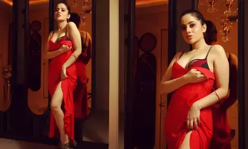 बिना कपड़ा पहने उर्फी जावेद ने किया कैमरे के सामने डांस, यूजर्स बोले- अब तो हद ही हो गई