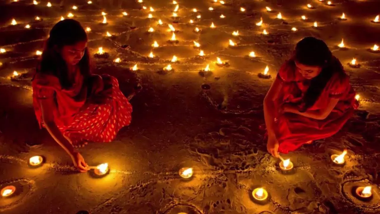 Diwali Ke Totke: दिवाली के दिन चुपके से कर लें ये काम, चमक जाएगी किस्मत, घर में आएगा पैसा ही पैसा Diwali Ke Totke: दिवाली के दिन चुपके से कर लें ये काम, चमक जाएगी किस्मत, घर में आएगा पैसा ही पैसा