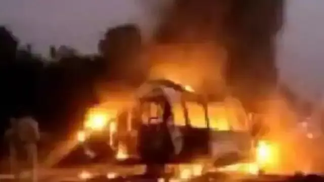 कंटेनर से टकराने के बाद आग का गोला बनी बस, जिंदा जल गए तीन यात्री, तीनों लोगों के शव कंकाल में बदले