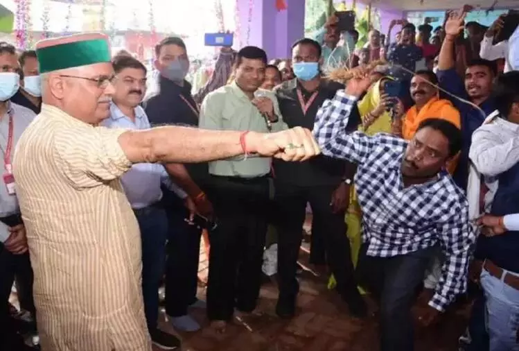 छत्तीसगढ़ के सीएम पर पड़े कोड़े, दर्शक बनकर देखते रहे लोग, फिर मारने वाले को ही लगाया गले, जानिए वजह छत्तीसगढ़ के सीएम पर पड़े कोड़े, दर्शक बनकर देखते रहे लोग, फिर मारने वाले को ही लगाया गले, जानिए वजह