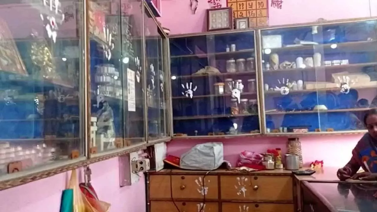 ज्वेलरी शॉप में 30 लाख रुपये की लूट ज्वेलरी शॉप में 30 लाख रुपये की लूट