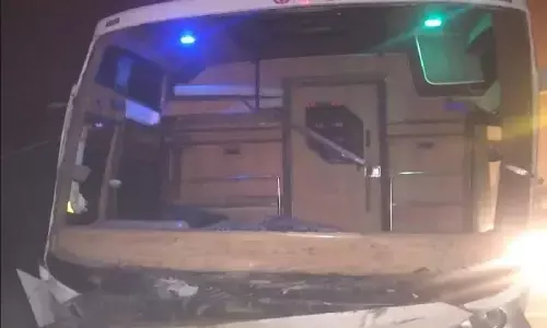 बस डिवाइडर तोड़कर कार से टकराई, 5 लोगों की मौत बस डिवाइडर तोड़कर कार से टकराई, 5 लोगों की मौत