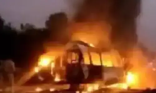 कंटेनर से टकराने के बाद आग का गोला बनी बस, जिंदा जल गए तीन यात्री, तीनों लोगों के शव कंकाल में बदले कंटेनर से टकराने के बाद आग का गोला बनी बस, जिंदा जल गए तीन यात्री, तीनों लोगों के शव कंकाल में बदले