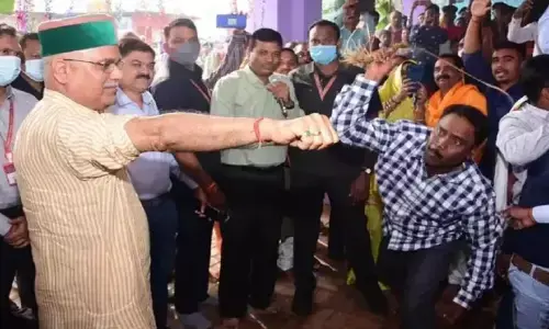 छत्तीसगढ़ के सीएम पर पड़े कोड़े, दर्शक बनकर देखते रहे लोग, फिर मारने वाले को ही लगाया गले, जानिए वजह छत्तीसगढ़ के सीएम पर पड़े कोड़े, दर्शक बनकर देखते रहे लोग, फिर मारने वाले को ही लगाया गले, जानिए वजह