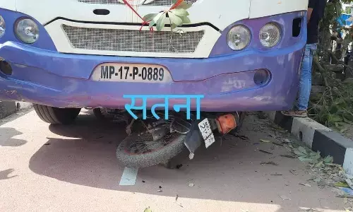 बेलगाम बस से बाइक चालक की कुचला, दर्दनाक मौत बेलगाम बस से बाइक चालक की कुचला, दर्दनाक मौत
