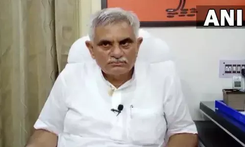 बीजेपी नेताओं को किसानों ने मंदिर में बंधक बनाया तो पूर्व मंत्री को हाथ जोड़कर मांगनी पड़ी माफी बीजेपी नेताओं को किसानों ने मंदिर में बंधक बनाया तो पूर्व मंत्री को हाथ जोड़कर मांगनी पड़ी माफी