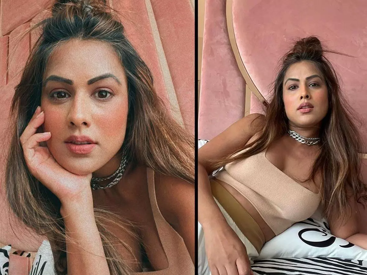 Nia Sharma ने पहनी बहुत छोटी स्कर्ट फिर बेडरूम में दिए कातिलाना पोज