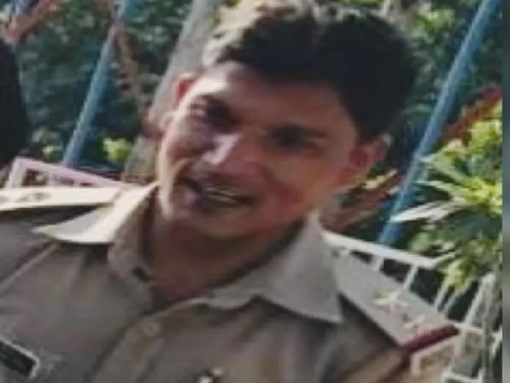 दरोगा ने दोस्त के फ्लैट में बालाओं के साथ कराई डांस पार्टी, फरमाइश पूरी न करने पर साथी युवक को पीटा, गिरफ्तार