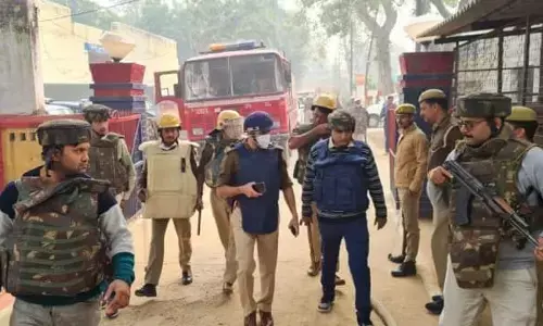 फर्रुखाबाद जेल में कैदियों का उपद्रव:साथी की मौत से गुस्साए कैदियों ने लगाई आग, डिप्टी जेलर को पीटा, पथराव में कई सिपाही घायल फर्रुखाबाद जेल में कैदियों का उपद्रव:साथी की मौत से गुस्साए कैदियों ने लगाई आग, डिप्टी जेलर को पीटा, पथराव में कई सिपाही घायल