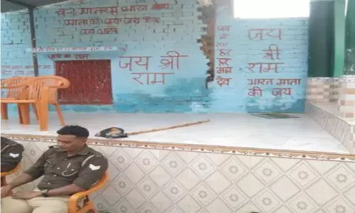 इकौरा गांव में दो समुदायों में भारी तनाव, छावनी में तब्दील गांव इकौरा गांव में दो समुदायों में भारी तनाव, छावनी में तब्दील गांव