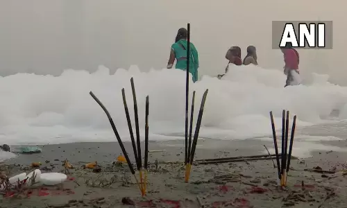 छठ पूजा : यमुना नदी में जहरीले झाग के बीच स्नान को मजबूर हुईं महिलाएं, VIDEO देख सिहर जाएंगे छठ पूजा : यमुना नदी में जहरीले झाग के बीच स्नान को मजबूर हुईं महिलाएं, VIDEO देख सिहर जाएंगे