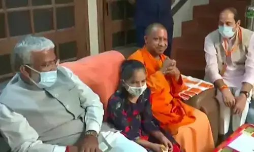 कैराना में पलायन कर वापस लौटे लोगों से मिले योगी आदित्यनाथ