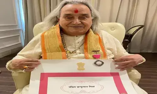 पंडित छन्नूलाल मिश्र को राष्ट्रपति भवन में पद्मविभूषण की उपाधि से सम्मानित किया गया पंडित छन्नूलाल मिश्र को राष्ट्रपति भवन में पद्मविभूषण की उपाधि से सम्मानित किया गया