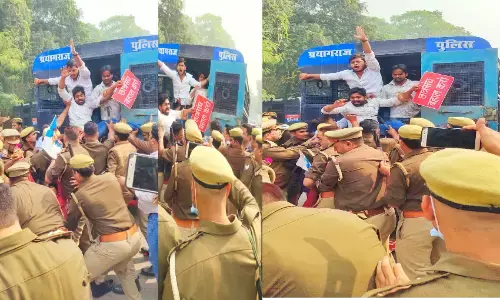 धर्मेंद्र प्रधान के आने पर अनशनकारी छात्रों के ऊपर लाठीचार्ज करके उन्हें हिरासत में लिया गया धर्मेंद्र प्रधान के आने पर अनशनकारी छात्रों के ऊपर लाठीचार्ज करके उन्हें हिरासत में लिया गया