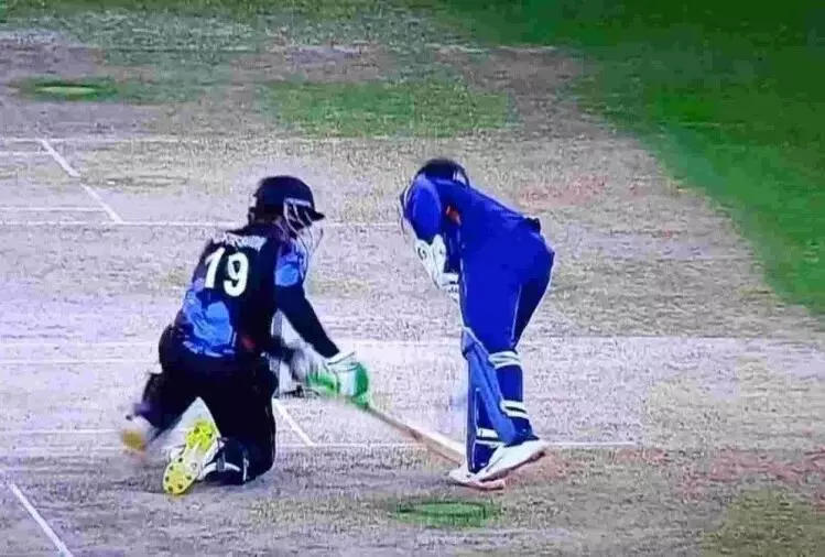 देखें Video नामीबियाई बल्लेबाज के सामने ऋषभ पंत ने किया कुछ ऐसा काम, सब रह गए हैरान देखें Video नामीबियाई बल्लेबाज के सामने ऋषभ पंत ने किया कुछ ऐसा काम, सब रह गए हैरान