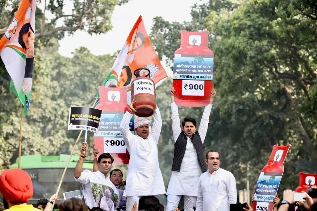 बढ़ती मंहगाई, रसोई गैस सिलेंडर के बढ़ते दामों के खिलाफ भारतीय युवा कांग्रेस का विरोध प्रदर्शन