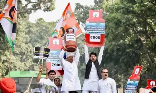 बढ़ती मंहगाई, रसोई गैस सिलेंडर के बढ़ते दामों के खिलाफ भारतीय युवा कांग्रेस का विरोध प्रदर्शन बढ़ती मंहगाई, रसोई गैस सिलेंडर के बढ़ते दामों के खिलाफ भारतीय युवा कांग्रेस का विरोध प्रदर्शन