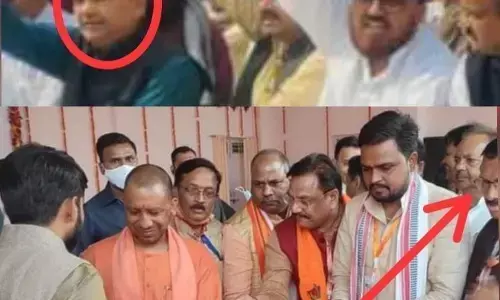 कल थे सीएम योगी के खिलाफ धरने में, आज योगी के साथ मंच पर नजर आए प्रदीप पांडेय कल थे सीएम योगी के खिलाफ धरने में, आज योगी के साथ मंच पर नजर आए प्रदीप पांडेय