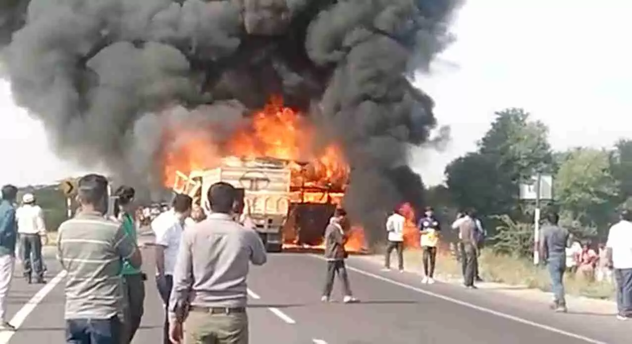 बड़ी खबर : राजस्थान में दर्दनाक सड़क हादसा, बाड़मेर में बस और ट्रक की भिड़ंत, 5 लोगों की मौत, कई घायल बड़ी खबर : राजस्थान में दर्दनाक सड़क हादसा, बाड़मेर में बस और ट्रक की भिड़ंत, 5 लोगों की मौत, कई घायल