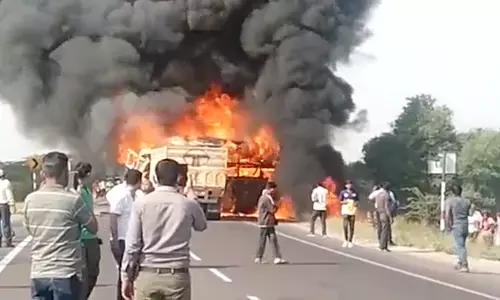 बड़ी खबर : राजस्थान में दर्दनाक सड़क हादसा, बाड़मेर में बस और ट्रक की भिड़ंत, 5 लोगों की मौत, कई घायल बड़ी खबर : राजस्थान में दर्दनाक सड़क हादसा, बाड़मेर में बस और ट्रक की भिड़ंत, 5 लोगों की मौत, कई घायल