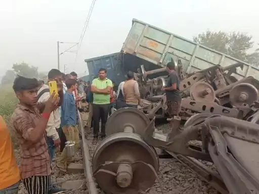 जौनपुर में मालगाड़ी की 21 बोगी पलटीं,