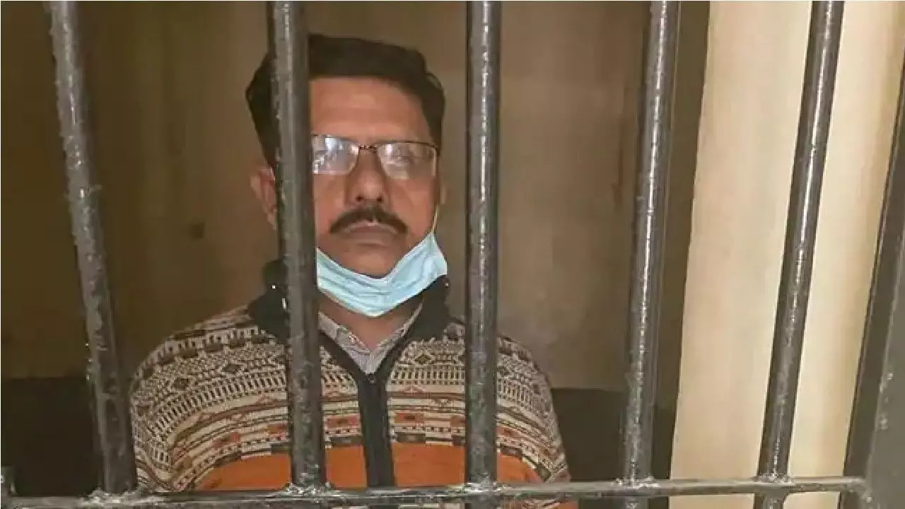 UP: महिला कर्मचारी से छेड़छाड़ करता था अधिकारी, ऐसे पहुंचा 12 दिन बाद जेल