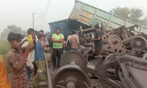 जौनपुर में मालगाड़ी की 21 बोगी पलटीं, जौनपुर में मालगाड़ी की 21 बोगी पलटीं,
