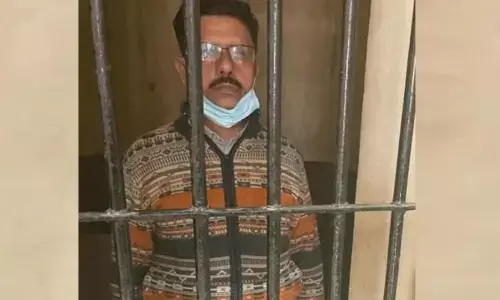 महिला कर्मचारी को डराकर छेड़खानी करने वाले अधिकारी को यूपी पुलिस ने किया अरेस्ट, बार-बार उसके चेहरे, होठों और शरीर को लगा रहा था हाथ महिला कर्मचारी को डराकर छेड़खानी करने वाले अधिकारी को यूपी पुलिस ने किया अरेस्ट, बार-बार उसके चेहरे, होठों और शरीर को लगा रहा था हाथ