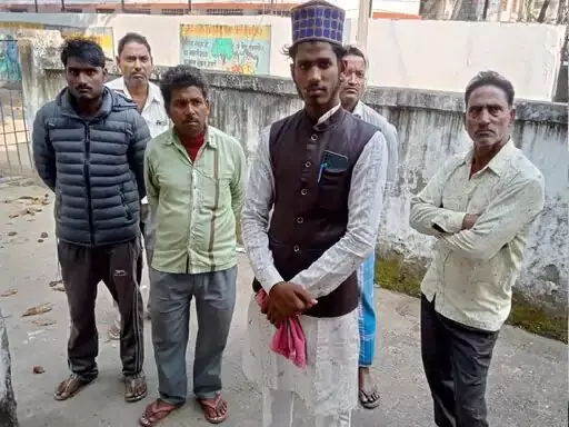 30 वर्षीय मौलवी ने सुबह 5 बजे नहीं दी अजान, लोगों ने मस्जिद के अंदर बने कमरे में झांका तो रह गए सन्न 30 वर्षीय मौलवी ने सुबह 5 बजे नहीं दी अजान, लोगों ने मस्जिद के अंदर बने कमरे में झांका तो रह गए सन्न