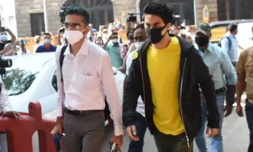बर्थ डे के दिन NCB के दफ्तर में पेश हुए आर्यन खान, ड्रग केस में हर शुक्रवार पेश होने की शर्त पर दी गई थी बेल बर्थ डे के दिन NCB के दफ्तर में पेश हुए आर्यन खान, ड्रग केस में हर शुक्रवार पेश होने की शर्त पर दी गई थी बेल