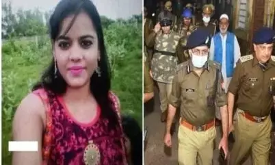आगरा में युवती की मौत के बाद जमकर बवाल, पथराव और फायरिंग के बाद पुलिस बल तैनात आगरा में युवती की मौत के बाद जमकर बवाल, पथराव और फायरिंग के बाद पुलिस बल तैनात