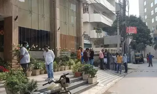 मामला बड़ा उलझा: एक्टर, फिल्म डायरेक्टर और कैमरामैन समेत 150 लोग वाराणसी के चार होटलों में बंधक बनाये गये मामला बड़ा उलझा: एक्टर, फिल्म डायरेक्टर और कैमरामैन समेत 150 लोग वाराणसी के चार होटलों में बंधक बनाये गये