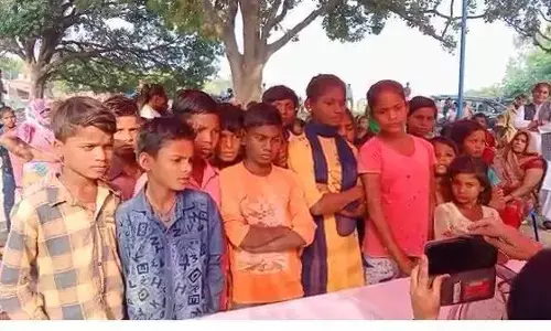 महिला जागरूकता अभियान के कार्यक्रम में जाहिल शिक्षक के कारनामे से रो पड़ी छात्राएं महिला जागरूकता अभियान के कार्यक्रम में जाहिल शिक्षक के कारनामे से रो पड़ी छात्राएं